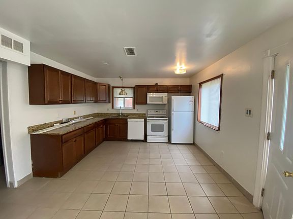 5th image of 930 E Lincoln Ave