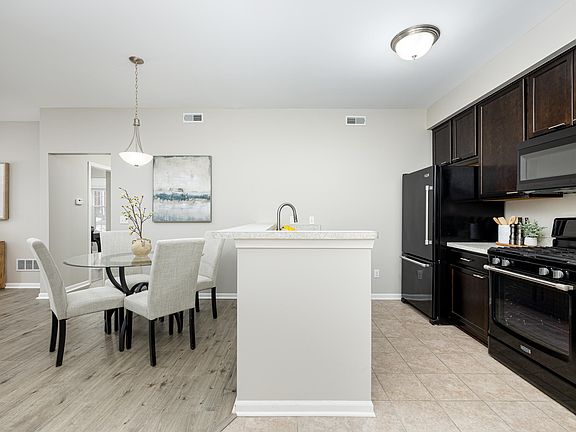 3rd image of 1062 W Summerfield Glen Cir #70