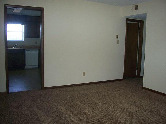 2nd image of 128 Lynnwood Dr APT 8
