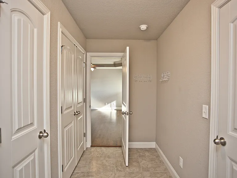 902 SW Crownview St — Photo 11
