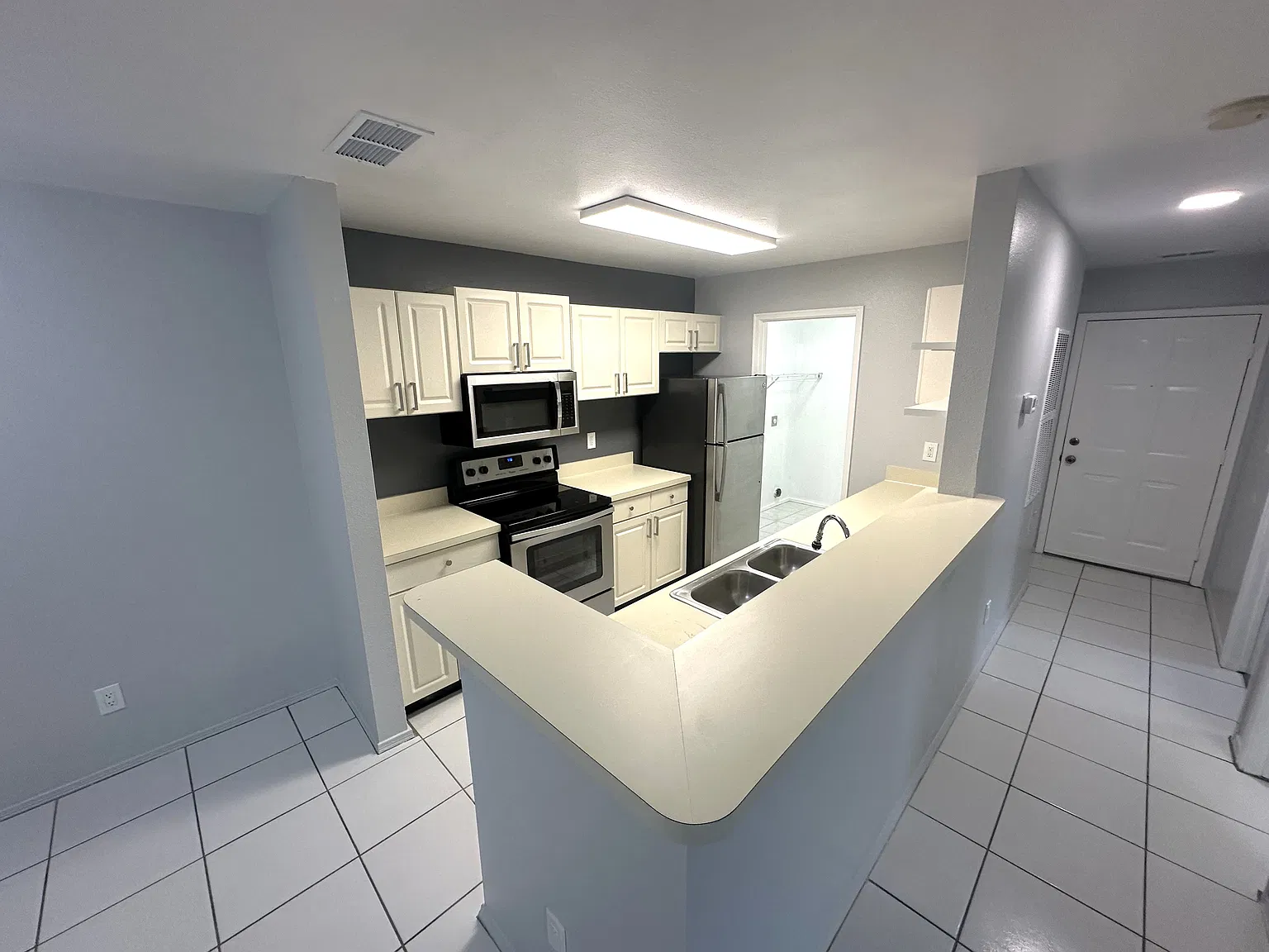 2 bed, 890 sqft, $1,675 — Photo 1