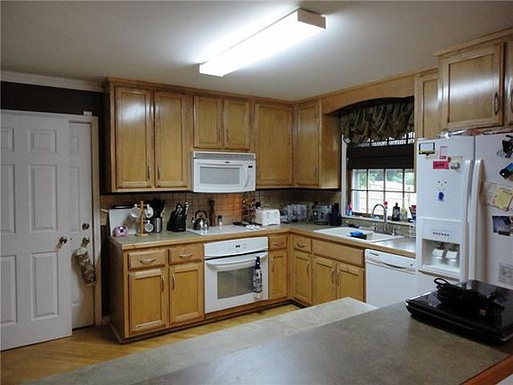3rd image of 105 Robin Hood Dr