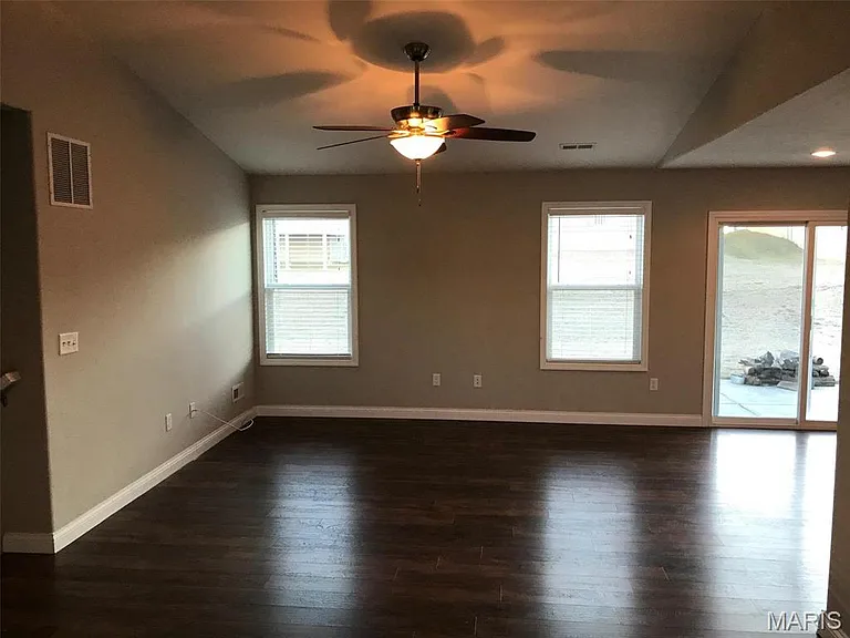 463 Honeysuckle Creek Dr — Photo 5