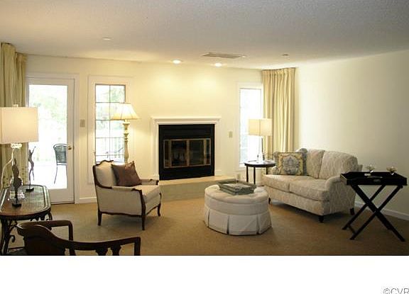 living room w/fireplace