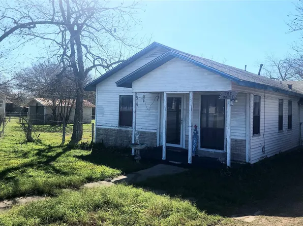 702 Maple St, Yoakum, TX 77995