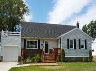 600 Center Dyre Ave, West Islip, NY 11795