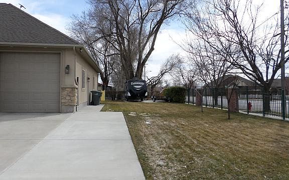 4th image of 987 W Harmony Rose Cir