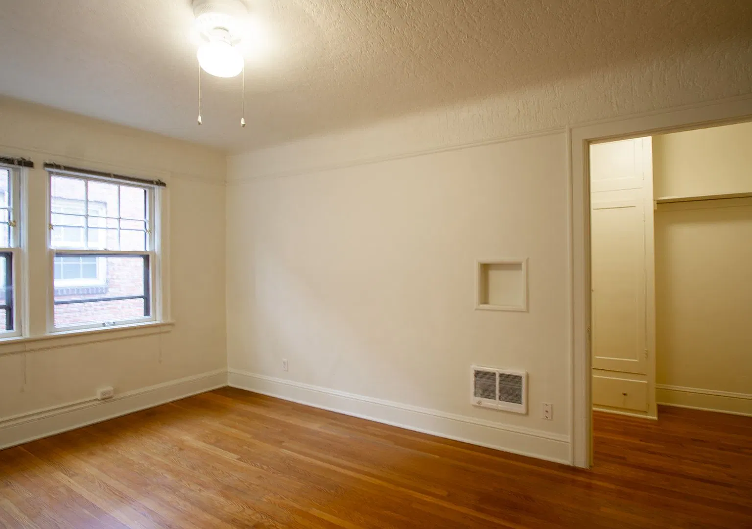 Spacious & Bright Top-Floor Corner Studio Ready Now! — Photo 4