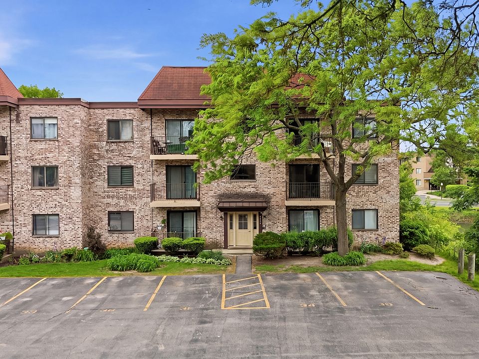 1st image of 5513 Chateau Dr #4