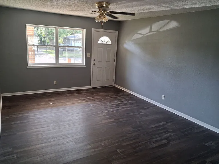 1006 N Elm St — Photo 3