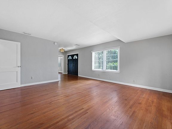 3rd image of 547 Lake Como Cir