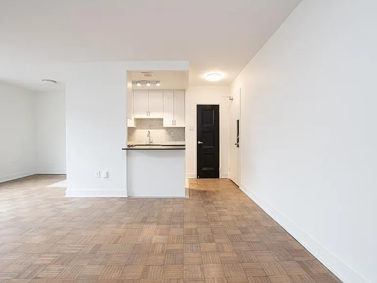 24 Tyndall Ave — Photo 9
