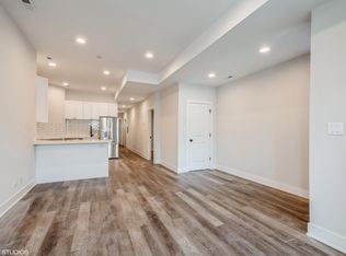 853 W Addison St #1, Chicago, IL 60613