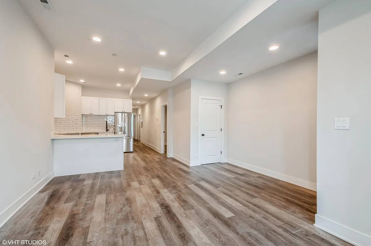 Building Photo - 853 W Addison St #1