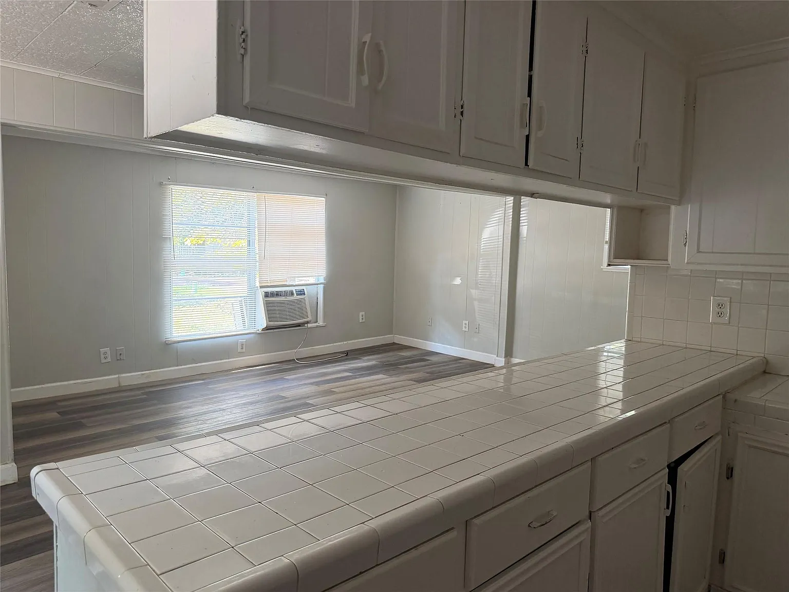 3 bed, 2.0 bath, 1412 sqft, $1,400 — Photo 4