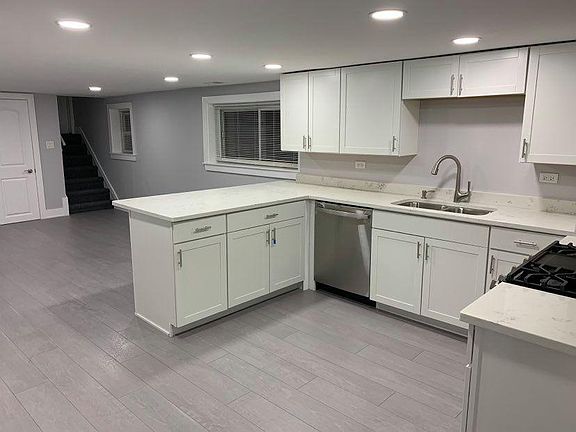 4th image of 5534 N Sawyer Ave #G