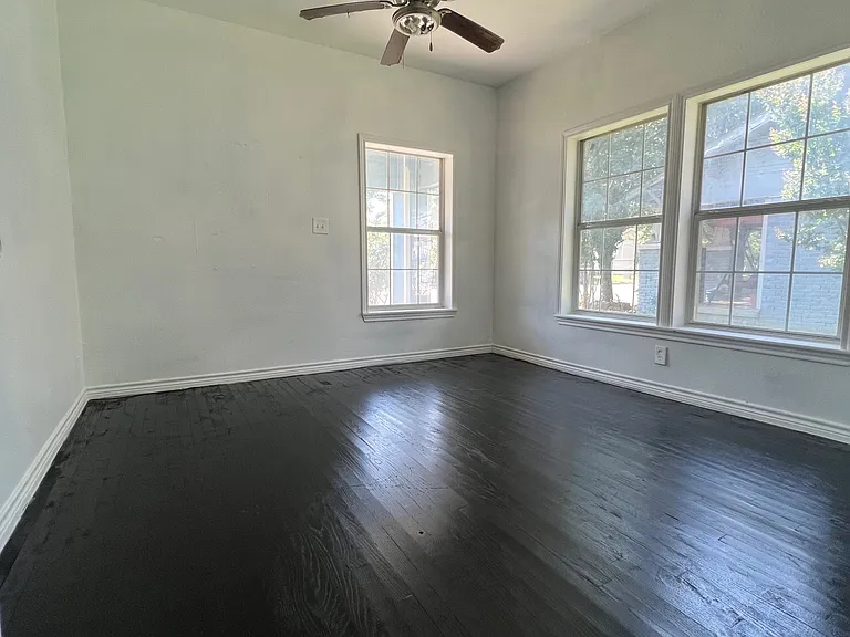 1007 N Riverside Dr — Photo 7