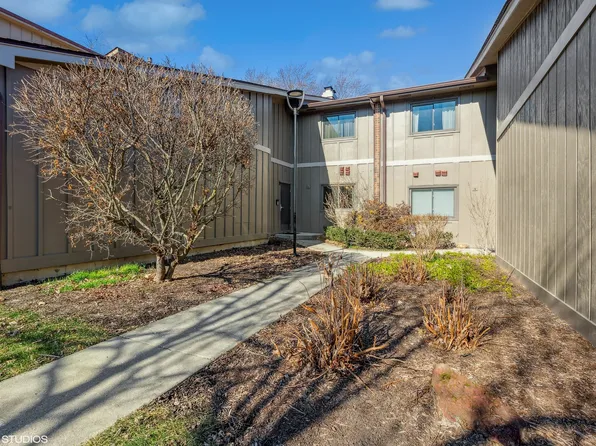 29W390 Emerald Green Dr #33-B, Warrenville, IL 60555