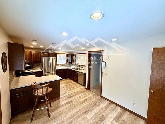 4th image of 93327 Hillcrest Ln