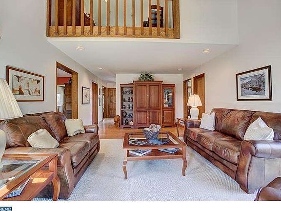3rd image of 118 Willow Glen Dr