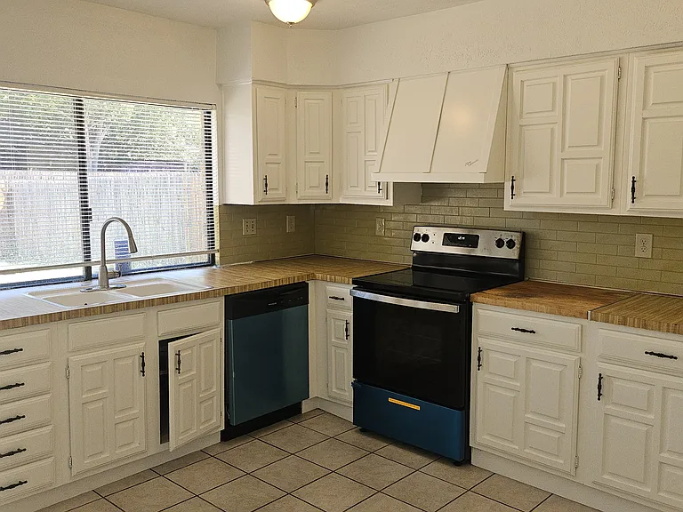 1603 California Trl — Photo 2