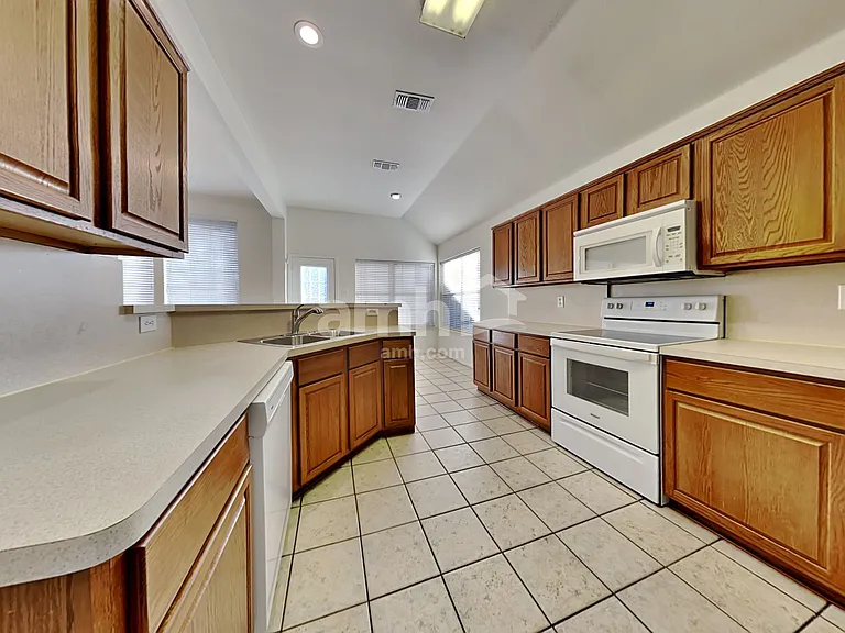 4820 Davy Crockett Trl — Photo 4
