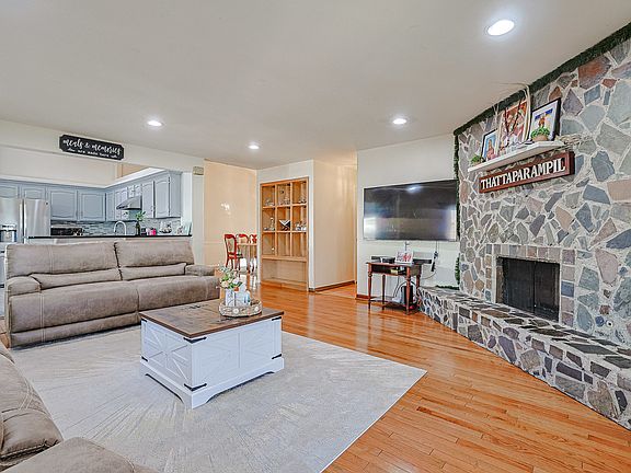 3rd image of 555 Waikiki Dr