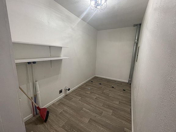 4th image of 301 N Green St