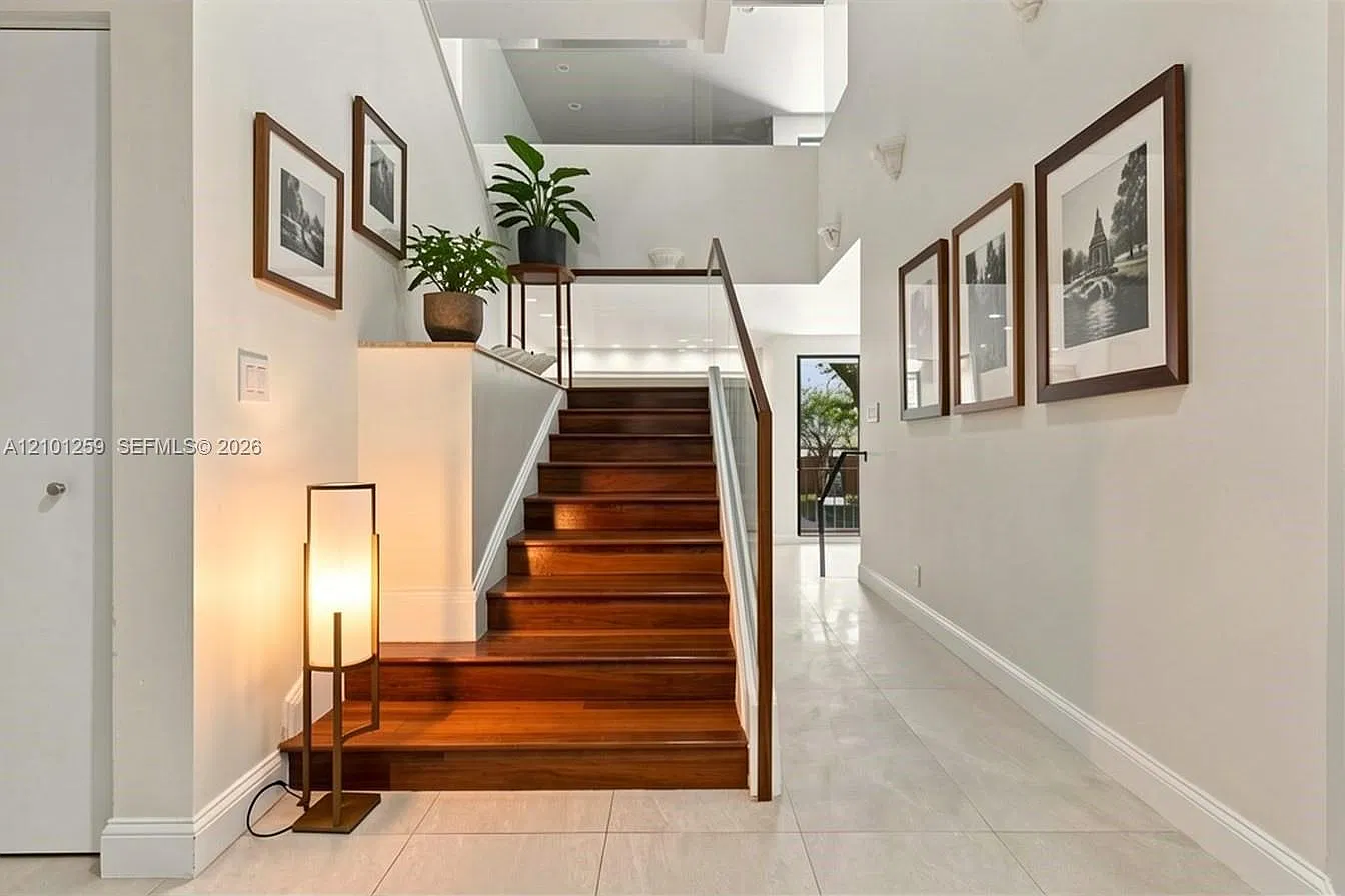1542 NE Quayside Ter — Photo 1