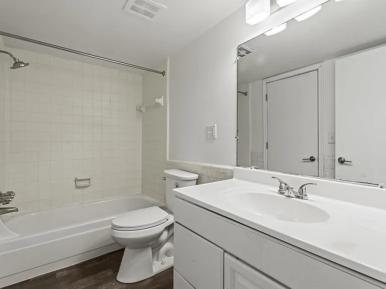 French Quarter Apartments — Photo 14