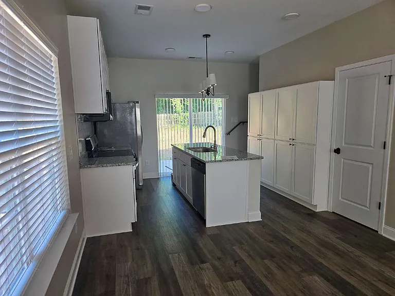 402 Giles St #B — Photo 37