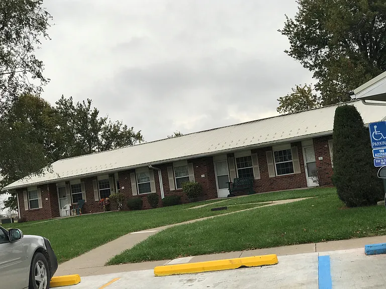 605 N Center St — Photo 1