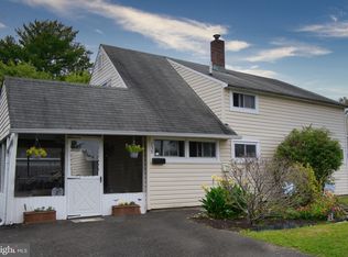 259 Goldenridge Dr, Levittown, PA 19057