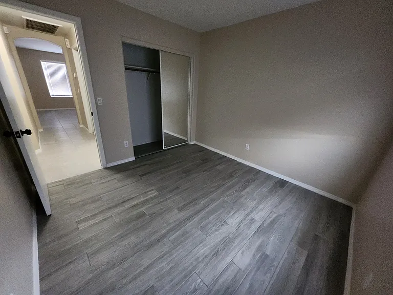 1512 E La Salle St — Photo 16