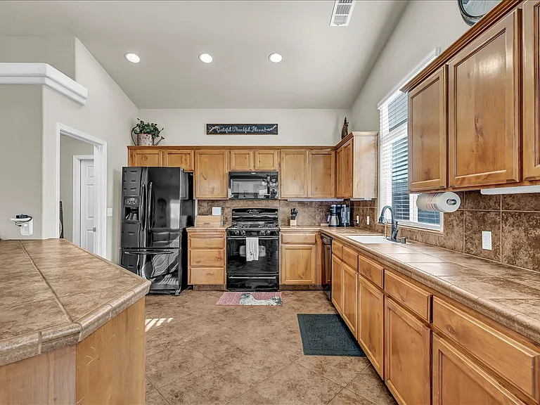 2435 N Crowe St — Photo 17