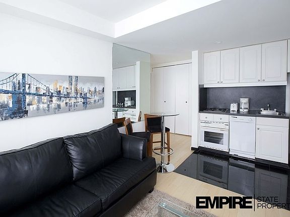 4th image of 150 W 51st St APT 1431