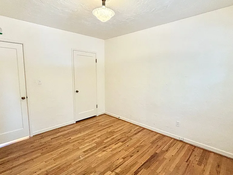 T0131 - Claremont Apartments — Photo 25