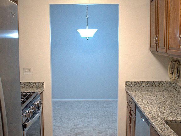 3rd image of 840 Wellington Ave Unit 418