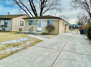 22636 Raymond St, Saint Clair Shores, MI 48082