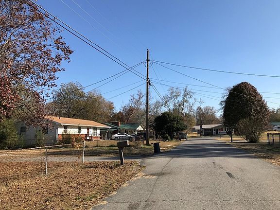 3rd image of 511 Hannah Dr SE