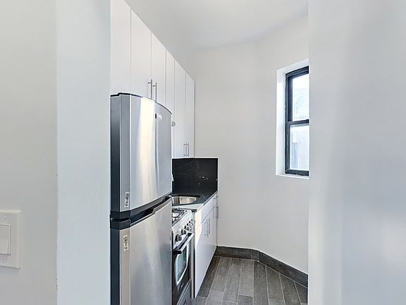 4th image of 624 E 11th St APT 3D