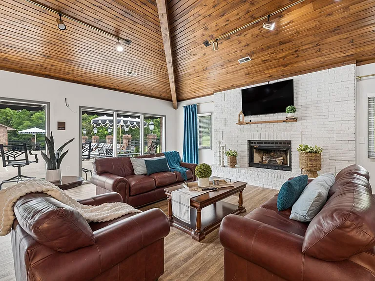 Country Shores Apartments — Photo 4