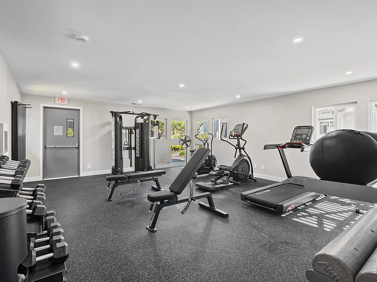 Sunset Cliffs Apartments — Photo 30
