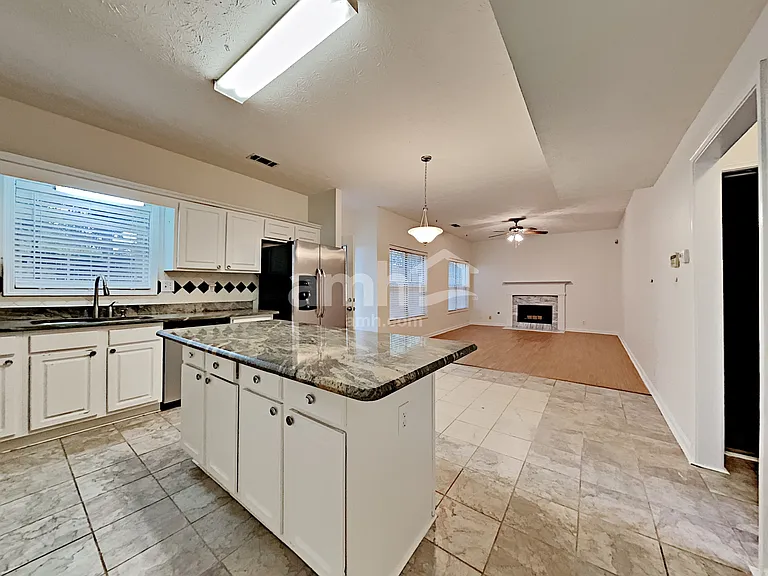 305 Saddle Bridge Dr — Photo 4