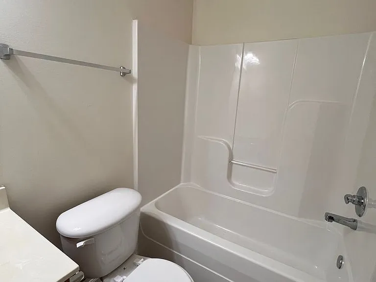 6021 Cullen Dr — Photo 12