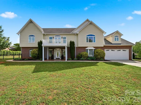 1360 Sweetbriar Ln, Hickory, NC 28602