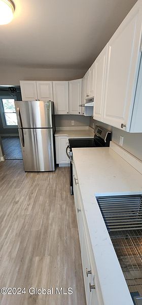 4th image of 155 Pine Avenue