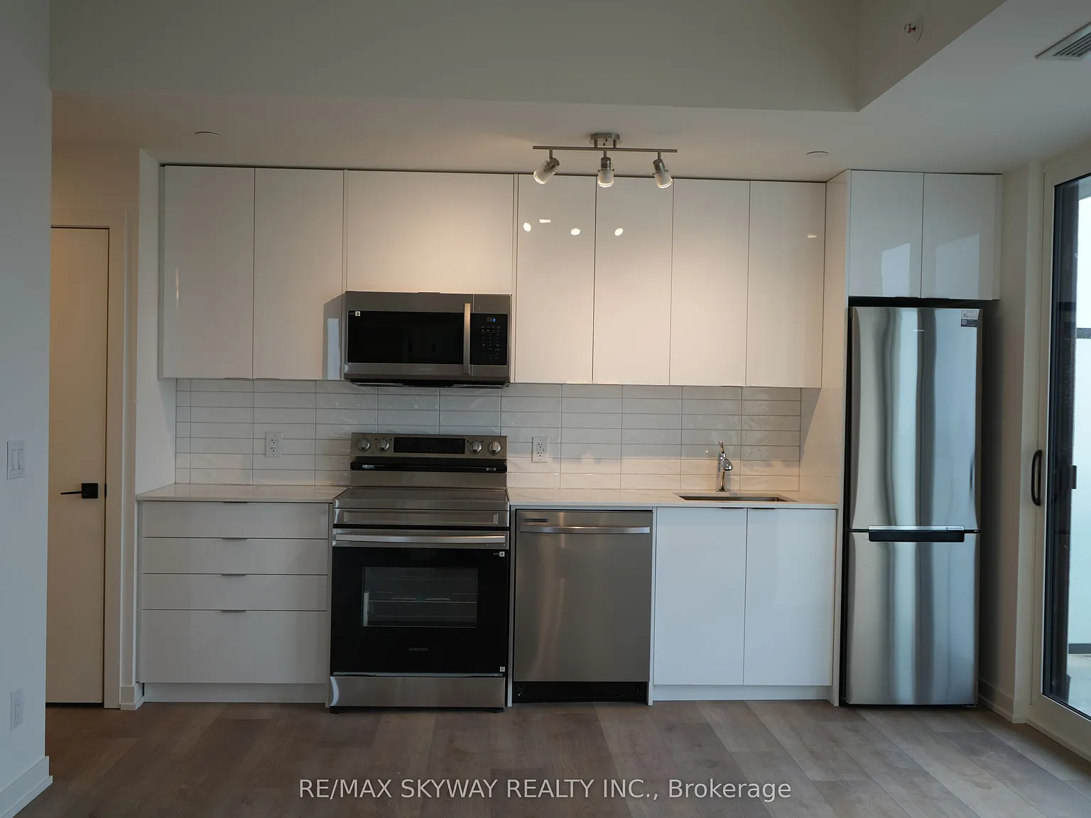2 bed, $1,900 — Photo 2