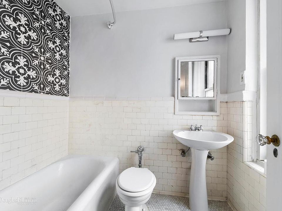 2nd image of 325 W 45th St APT 514