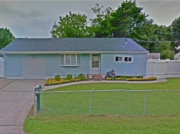 150 Claywood Dr, Brentwood, NY 11717